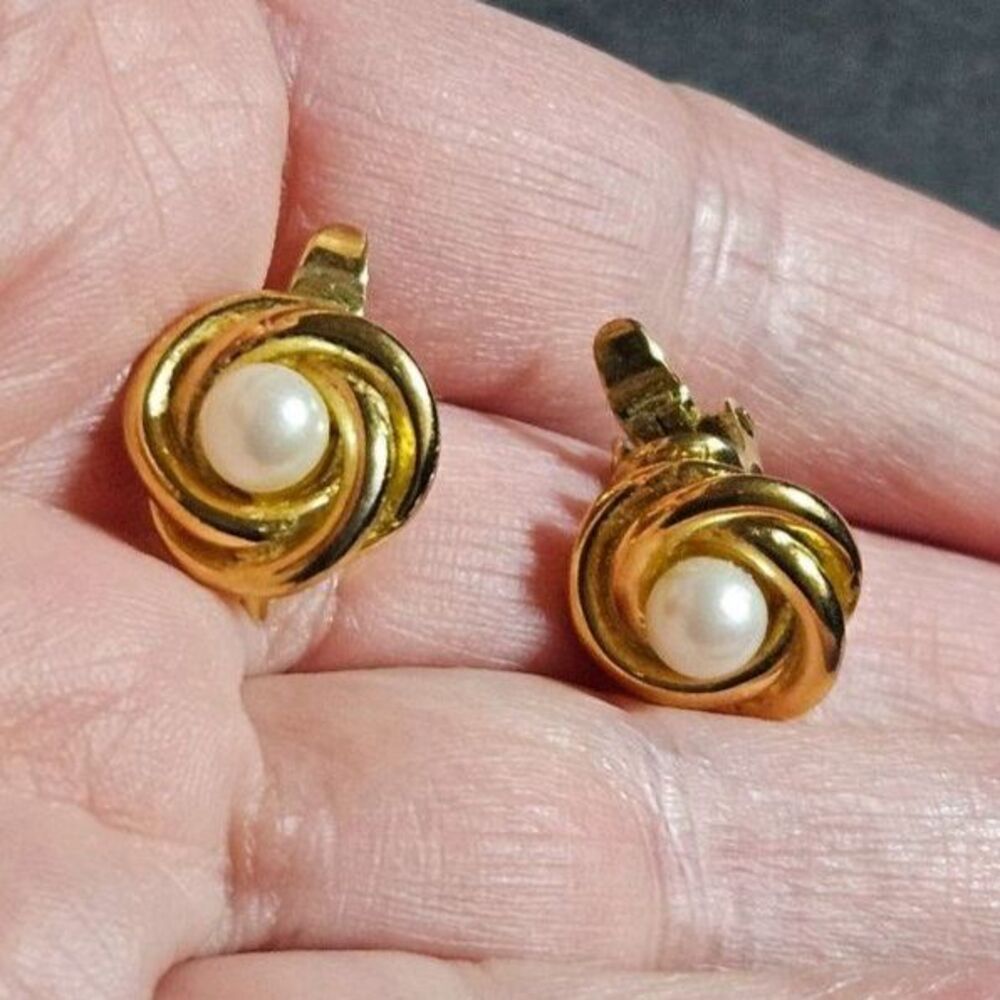 Vintage Trifari gold tone clip on earrings